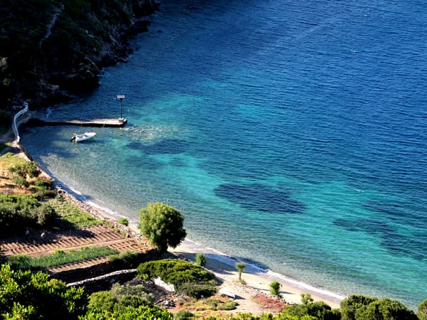 Turquoise water along Koumara beach on Fournoi